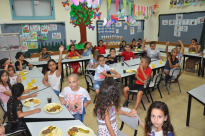 بالصور: إفطار جماعي للطلاب في مدرسة أجيال الابتدائية بيافا